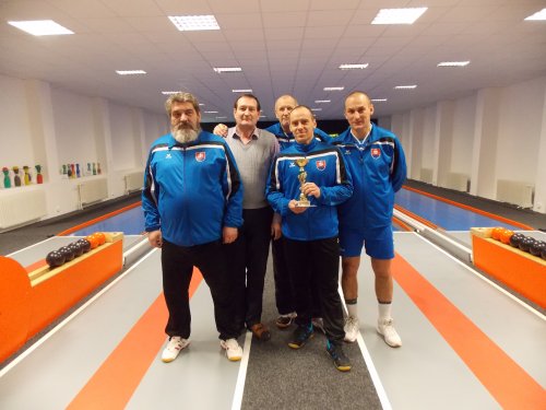 Pred zápasom odovzdal Dušan Daloš, starosta Rakovíc cenu, ktorú družstvo Vrútok získalo na Novoročnom turnaji V Rakoviciach 02-16-dalos-a-vrutky