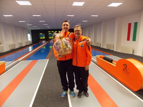 Aj Jozef Butko odovzdal cenu pre najlepšieho hráča Galanty na Galantskom kolkárskom maratóne J&R DIGITAL 2015 02-16-tous-a-butko