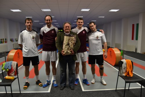 Aj Peter Anča Ďuriš, ktorému sme zagratulovali k 60-ke sa rád odfotil s Bystrom Vadovičom a Vilmošom Zavarkom 04-16-anca