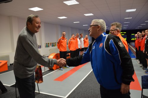 Ku gratulantomsa pripojil aj Jožko Kráľovič a hráči Modranky 08-16-gratulacia-barczimu-kralovic