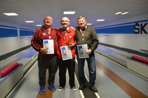Víťazná trojica seniorov zľava: Halasy 2.miesto, Uváčik 1.miesto, 1-15-seniori-2