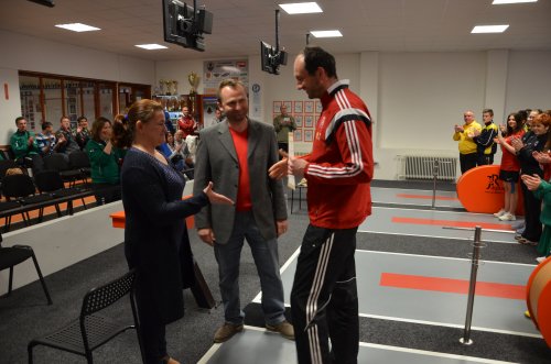 Bytrík Vadovič, tréner dorastencov Podbrezovej preberá cenu za 1.miesto z rúk primátora Galanty Petra Pašku 17-2016-vadovic-prebera-diplom