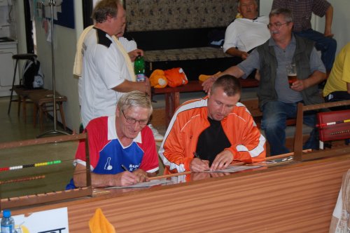 Žitňam a Kupčok sústredení pri zapisovaní výsledkov 6-16-zapisy-zitnan-kupcok