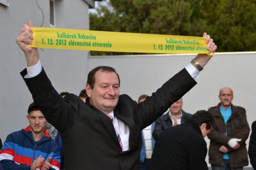 Šťastný starosta Rakovíc Dušan Daloš po prestrihnutí pásky dsc-0040