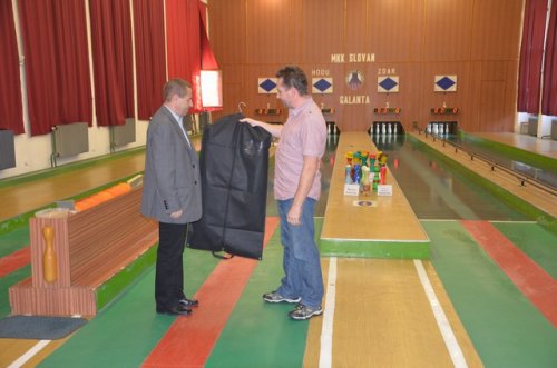 Pán Koryčan odovzdáva oblek Jozefovi Jerigovi korycan-odovzdava-oblek-jerigovi