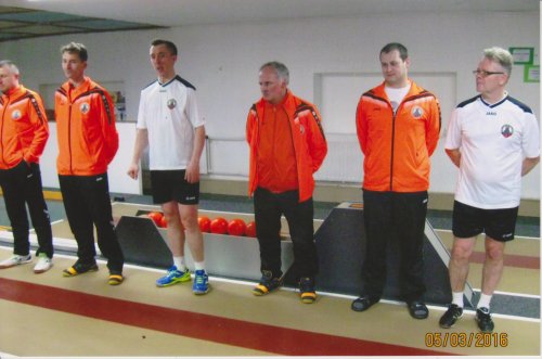 Galantskí kolkári na fotke Jozefa Karchutňáka, ktorú dostal každý hráč na pamiatku hneď po zápase snv-gaa-6-3-2016-001